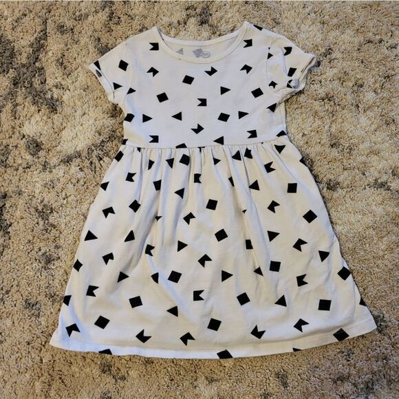 Wonder Nation white short-sleeved dress with black shape design - Picture 1 of 4